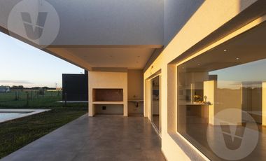 Casa en venta con renta - Barrio San Simon, Canning