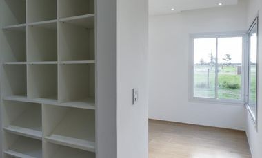 Casa en venta con renta - Barrio San Simon, Canning