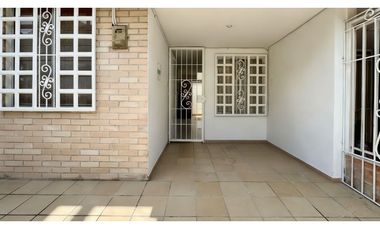 Casa remodelada de dos pisos en venta | Plaza Campestre - Palmira