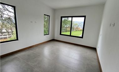 Arriendo finca nueva en parcelación en La Ceja