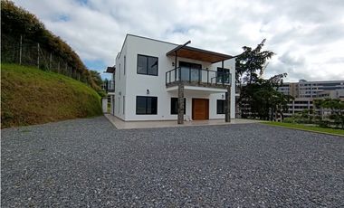 Arriendo finca nueva en parcelación en La Ceja