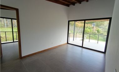 Arriendo finca nueva en parcelación en La Ceja