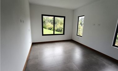Arriendo finca nueva en parcelación en La Ceja