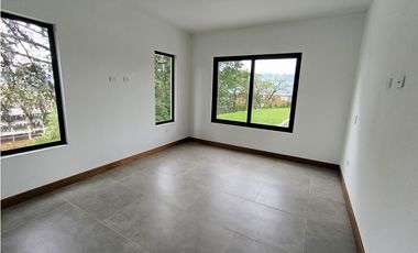 Arriendo finca nueva en parcelación en La Ceja
