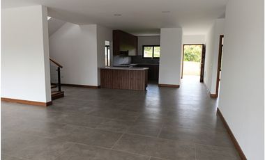 Arriendo finca nueva en parcelación en La Ceja