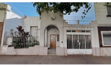 Venta Casa 2 dormis con cochera calle Alem a Reciclar