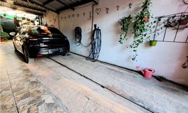 Venta casa 3 dormitorios 3 cocheras zona Fuerza Aerea