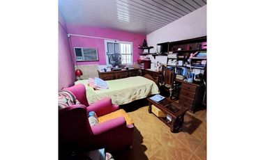 Venta casa 3 dormitorios 3 cocheras zona Fuerza Aerea