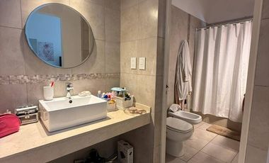 Casa en venta tres dormitorios c/ cochera en La Plata