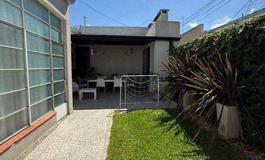 Casa en venta tres dormitorios c/ cochera en La Plata