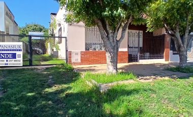 Casa en venta c/ cochera en 9 de Julio