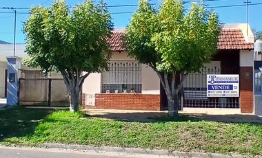 Casa en venta c/ cochera en 9 de Julio