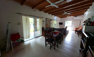 Casa en Caima, 2 dorm, quincho, pileta, bajada río