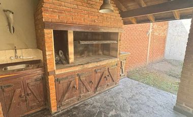 VENTA CHALET 2 PLANTAS 5 AMBIENTES CON QUINCHO