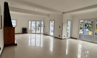 SE ALQUILA DEPARTAMENTO TRES DORMITORIOS CENTRICO