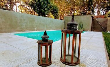 Excelente casa con pileta climatizada por ozonización. Sobre exuberante lote!!!-