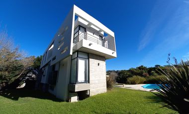 CARILO - Cod 501 - VENTA a 1 cuadra de la playa! Alquiler