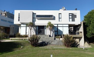 CARILO - Cod 501 - VENTA a 1 cuadra de la playa! Alquiler
