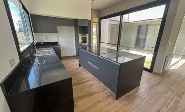 Venta moderna casa 3 dormitorios en La Rinconada, Ibarlucea!!