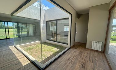 Venta moderna casa 3 dormitorios en La Rinconada, Ibarlucea!!
