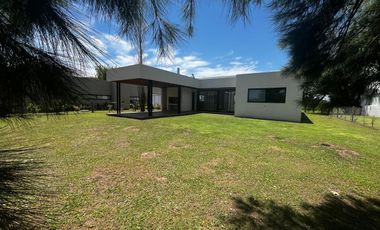Venta moderna casa 3 dormitorios en La Rinconada, Ibarlucea!!