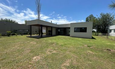 Venta moderna casa 3 dormitorios en La Rinconada, Ibarlucea!!