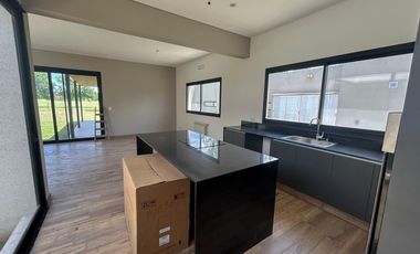 Venta moderna casa 3 dormitorios en La Rinconada, Ibarlucea!!