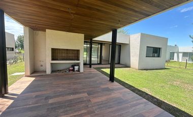 Venta moderna casa 3 dormitorios en La Rinconada, Ibarlucea!!