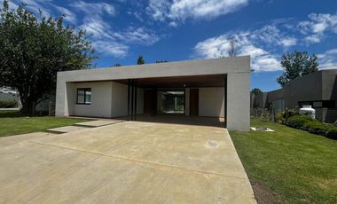 Venta moderna casa 3 dormitorios en La Rinconada, Ibarlucea!!