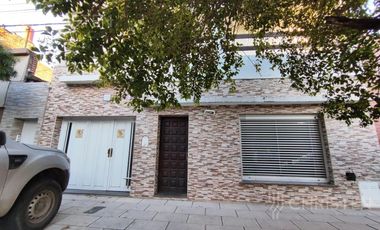 Casa en  venta. 3 Dormitorios + Patio + Cochera