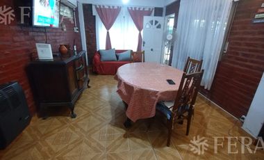 Venta de Casa 4 ambientes con cochera en Monte Chingolo