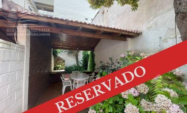 Hermoso duplex c/quincho y espacio vehicular.
