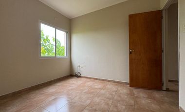 Departamento en alquiler de dos dormitorios con cochera. Todos los servicios.