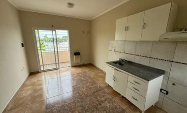 Departamento en alquiler de dos dormitorios con cochera. Todos los servicios.