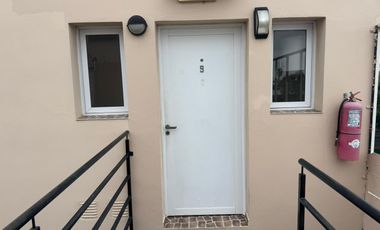 Departamento en alquiler de dos dormitorios con cochera. Todos los servicios.