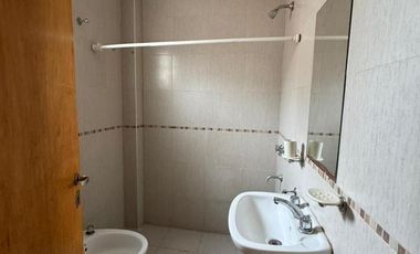 Departamento en alquiler de dos dormitorios con cochera. Todos los servicios.