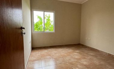 Departamento en alquiler de dos dormitorios con cochera. Todos los servicios.