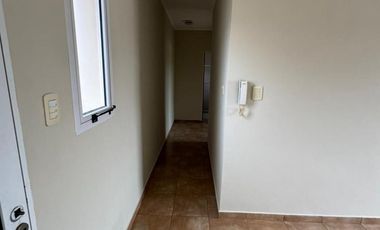 Departamento en alquiler de dos dormitorios con cochera. Todos los servicios.