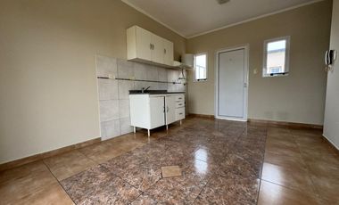 Departamento en alquiler de dos dormitorios con cochera. Todos los servicios.