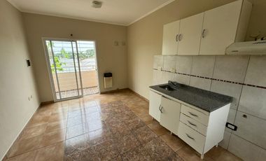 Departamento en alquiler de dos dormitorios con cochera. Todos los servicios.
