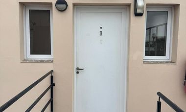 Departamento en alquiler de dos dormitorios con cochera. Todos los servicios.