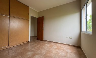 Departamento en alquiler de dos dormitorios con cochera. Todos los servicios.