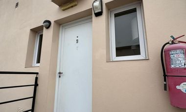 Departamento en alquiler de dos dormitorios con cochera. Todos los servicios.