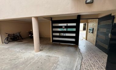 Departamento en alquiler de dos dormitorios con cochera. Todos los servicios.