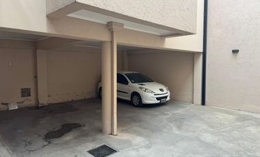 Departamento en alquiler de dos dormitorios con cochera. Todos los servicios.