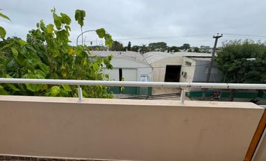 Departamento en alquiler de dos dormitorios con cochera. Todos los servicios.