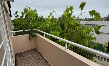 Departamento en alquiler de dos dormitorios con cochera. Todos los servicios.