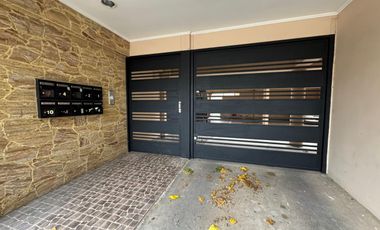 Departamento en alquiler de dos dormitorios con cochera. Todos los servicios.