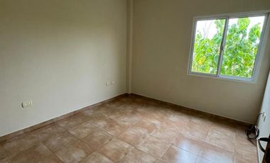 Departamento en alquiler de dos dormitorios con cochera. Todos los servicios.