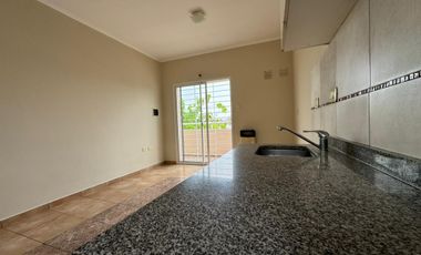 Departamento en alquiler de dos dormitorios con cochera. Todos los servicios.